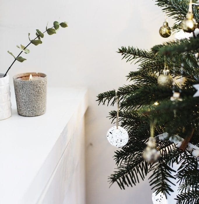 christmas-tree-decoration-ccreating-a-festive-atmosphere-creating-a-cosy-room-carpetright-683x1024