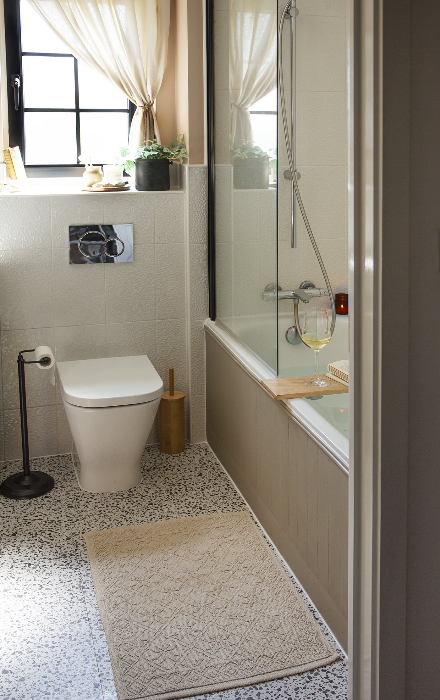 DIY Renter Friendly Bathroom Updates - DIY Huntress