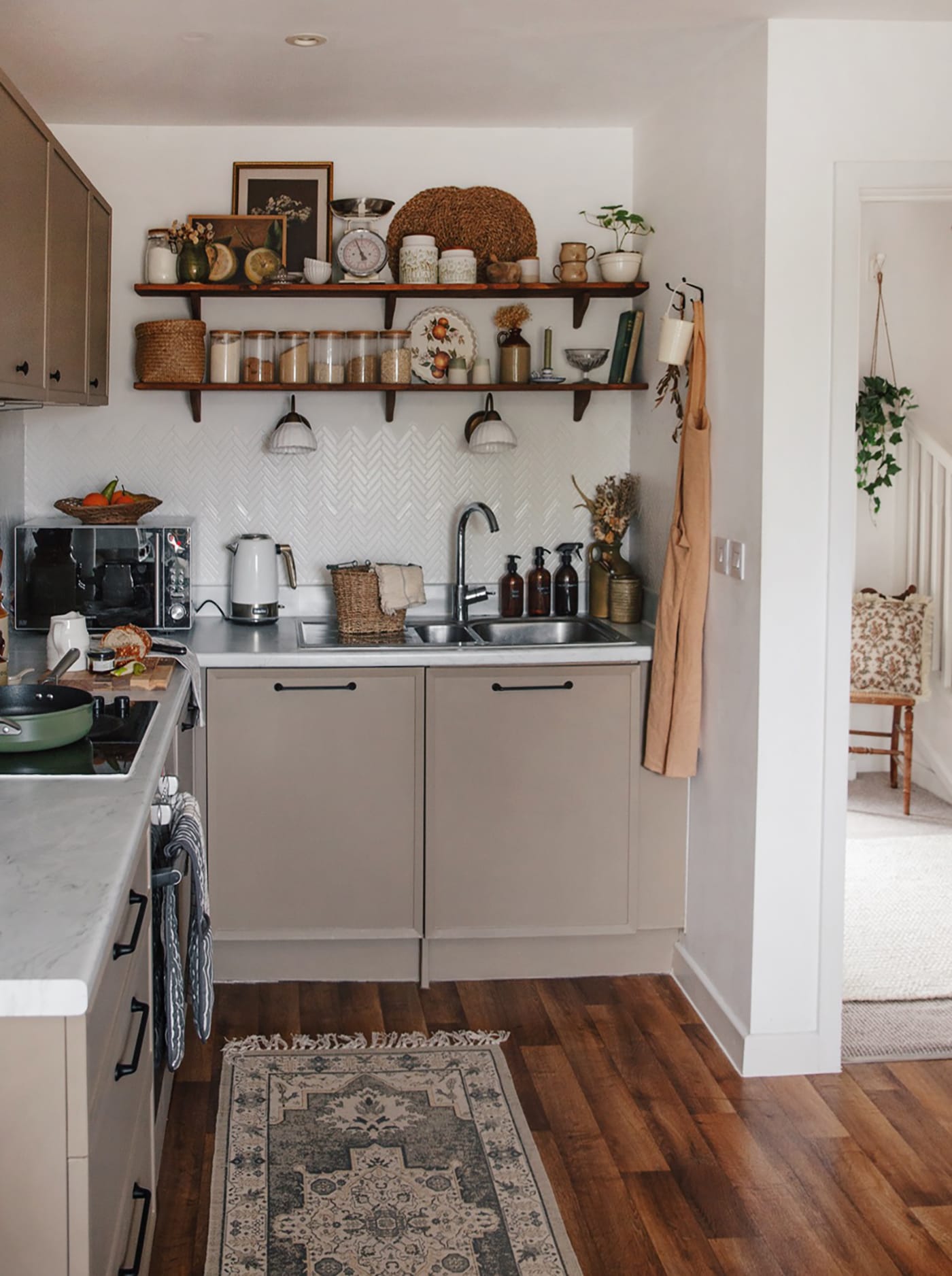 Easy renter friendly kitchen updates | The Lovely Drawer